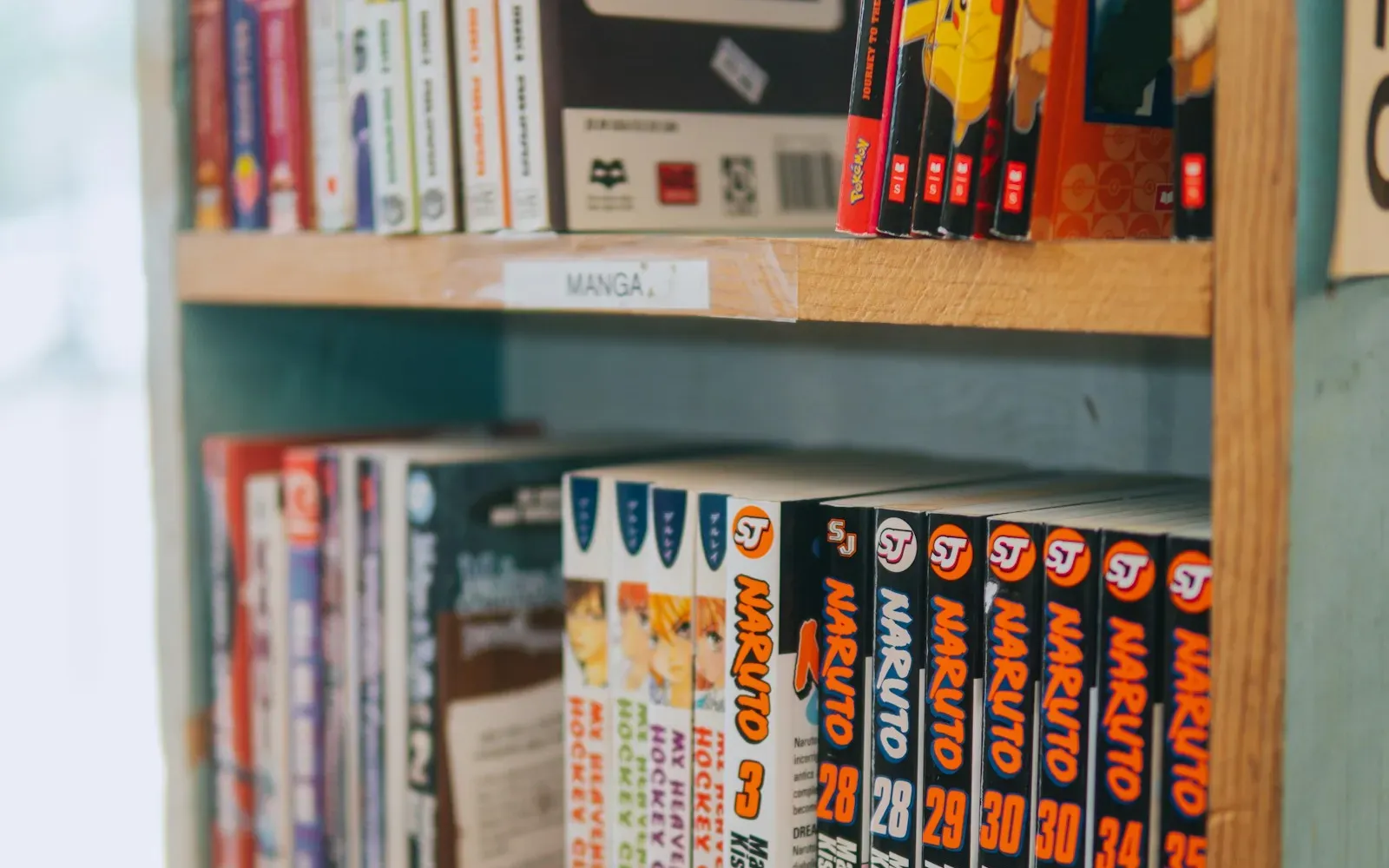 Bücherregal in einem Buchladen mit zahlreichen Manga-Bänden