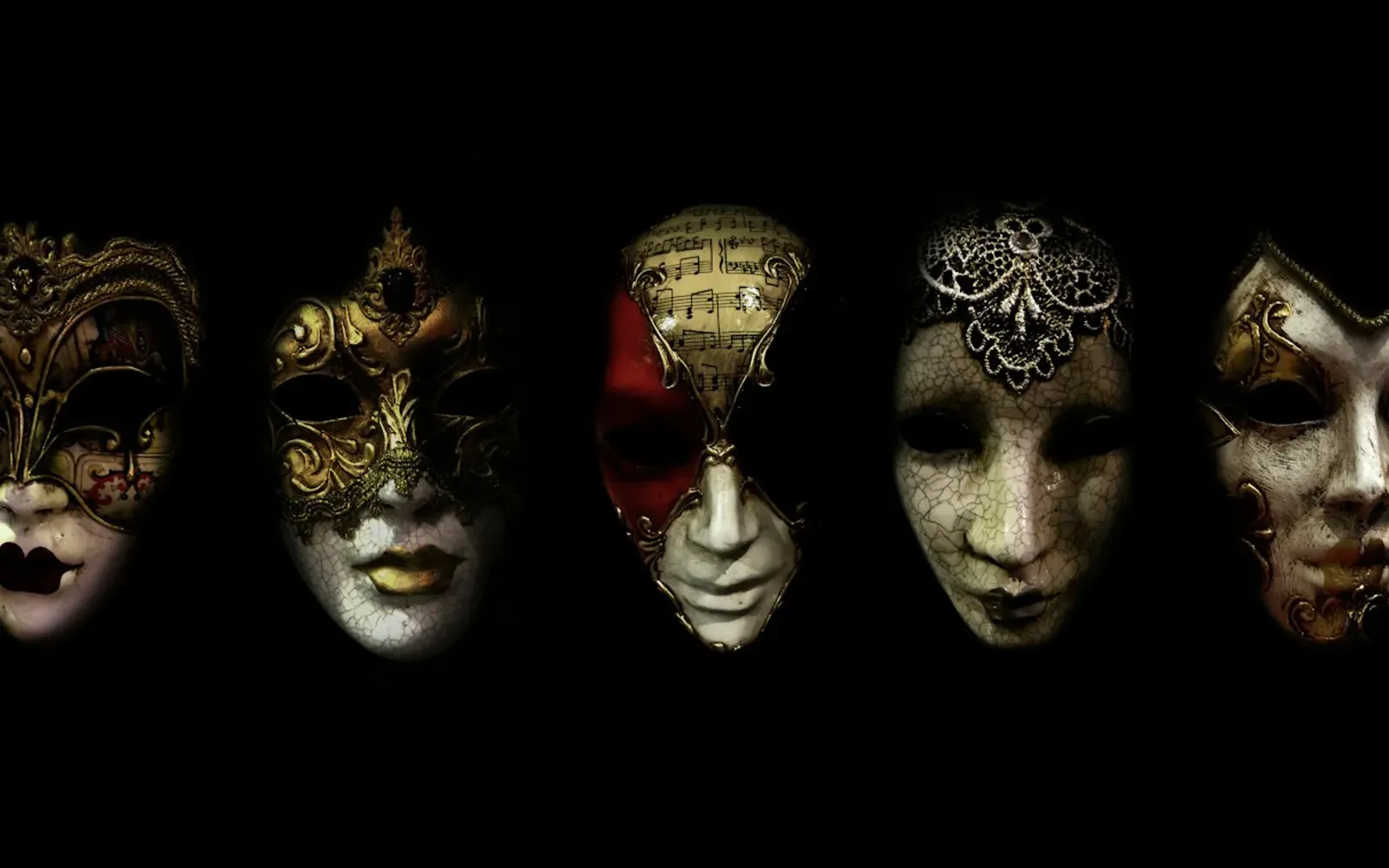 Venezianische Masken vor schwarzem Hintergrund – Rollenspiele im Chat