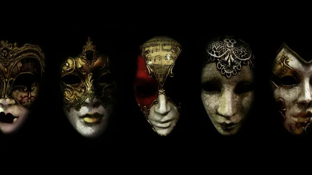 Venezianische Masken vor schwarzem Hintergrund – Rollenspiele im Chat